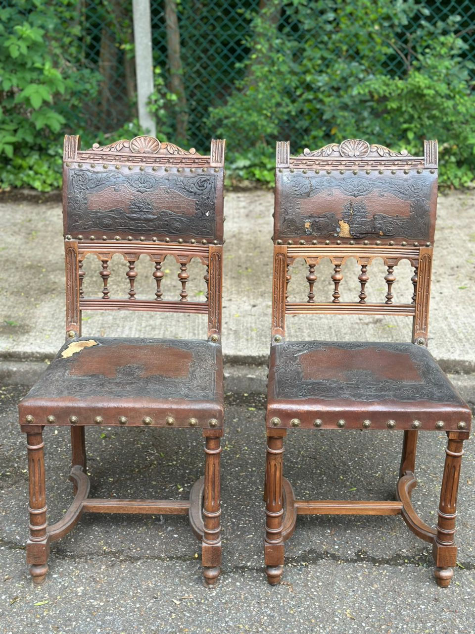 2 chaises Henri II bois massif et cuir noir rembourrées du 19ème