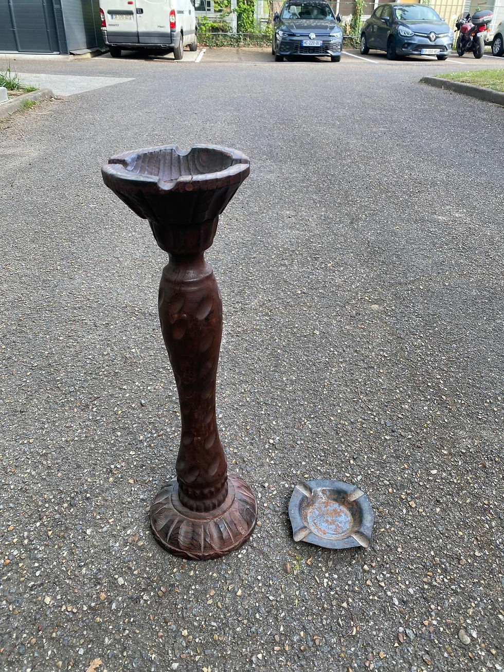 Bougeoir rond en bois sculpté tourné