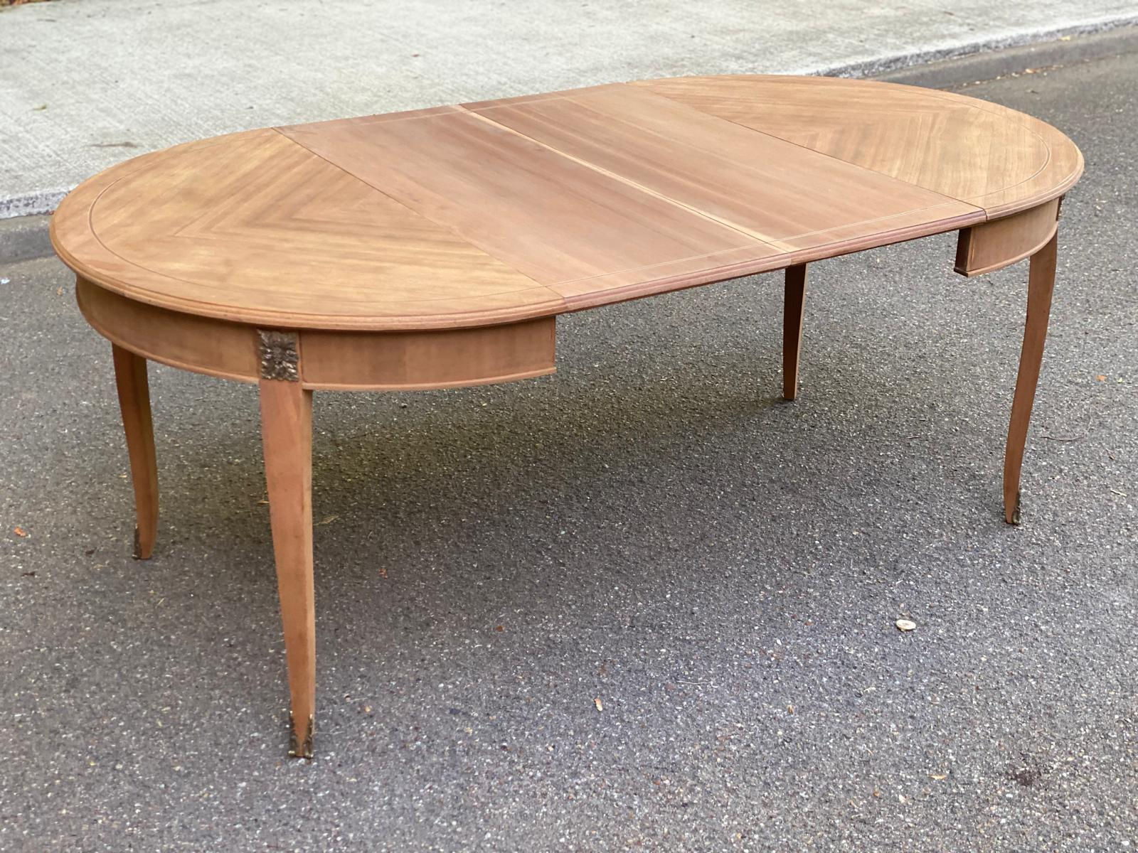 Table à manger ronde extensible décapée en merisier marqueterie Louis XVI 1960