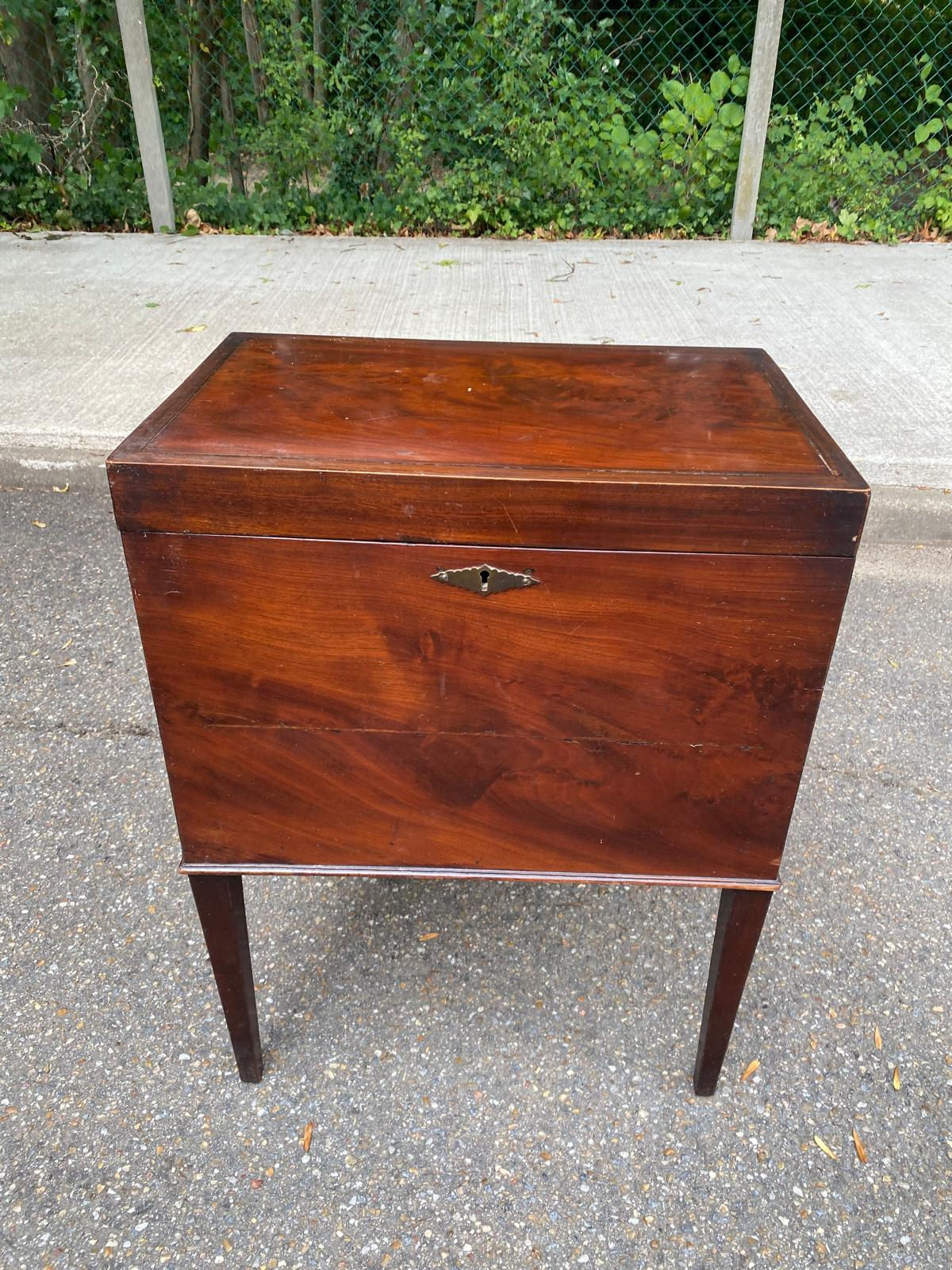 Cellarette vintage en acajou massif XIXe Meuble bar cabinet à liqueur anglais