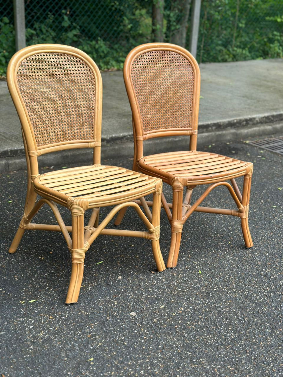 Miniature : 2 chaises en rotin et cannage de style bistrot colonial des années 90