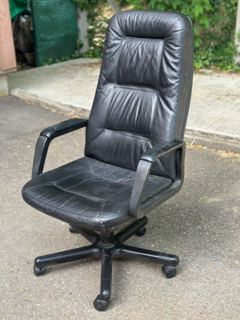 Fauteuil de bureau présidentiel ou de direction vintage en cuir noir 1990