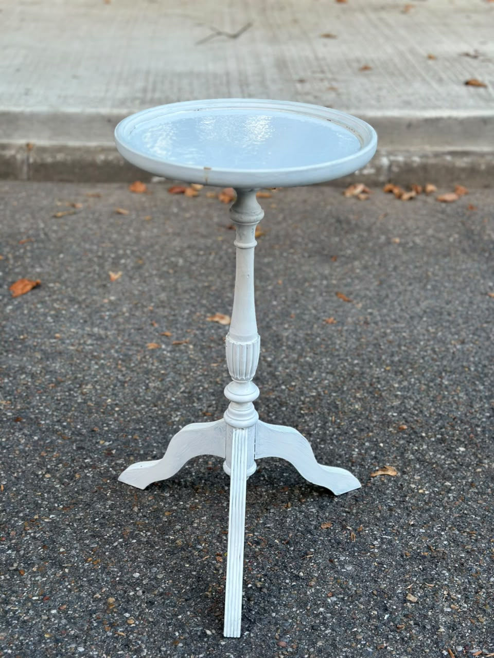 Guéridon tripode / Table d'appoint style Louis XVI blanc patiné 1960