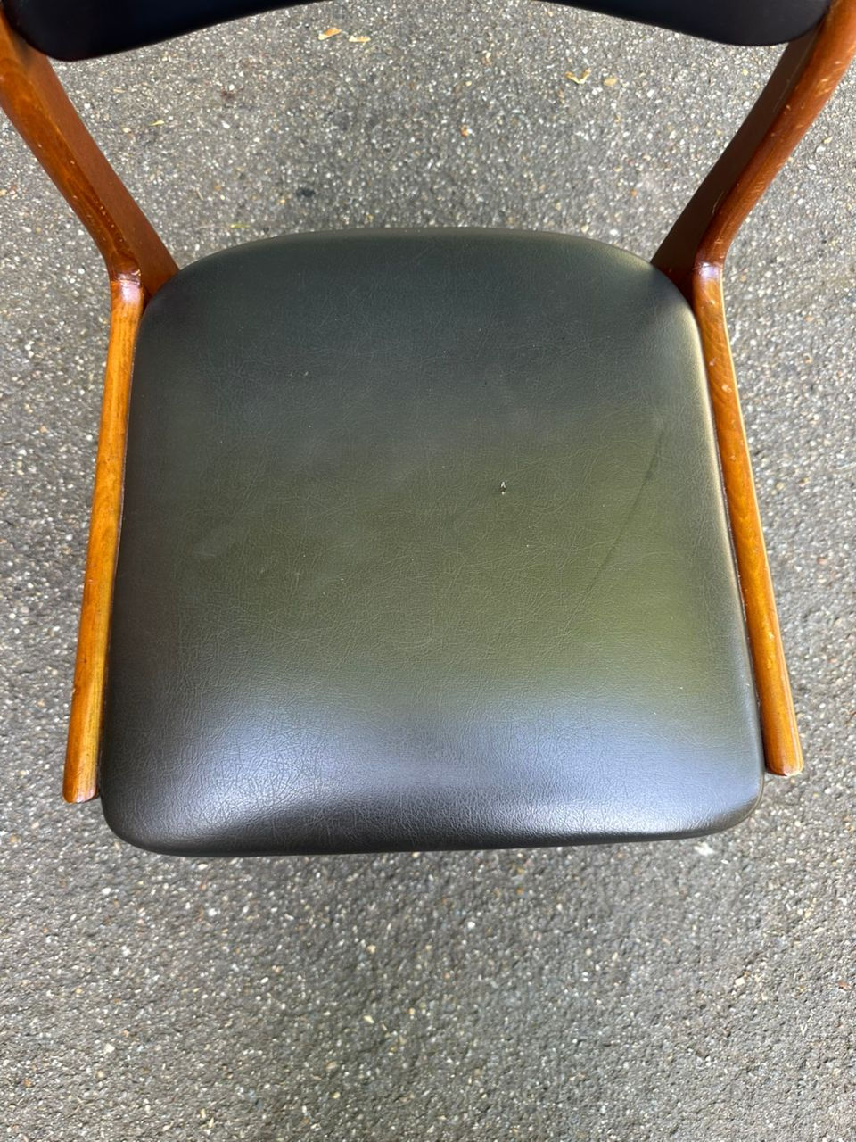 Miniature : Chaise à manger scandinave en bois massif et cuir noir Danemark 1960