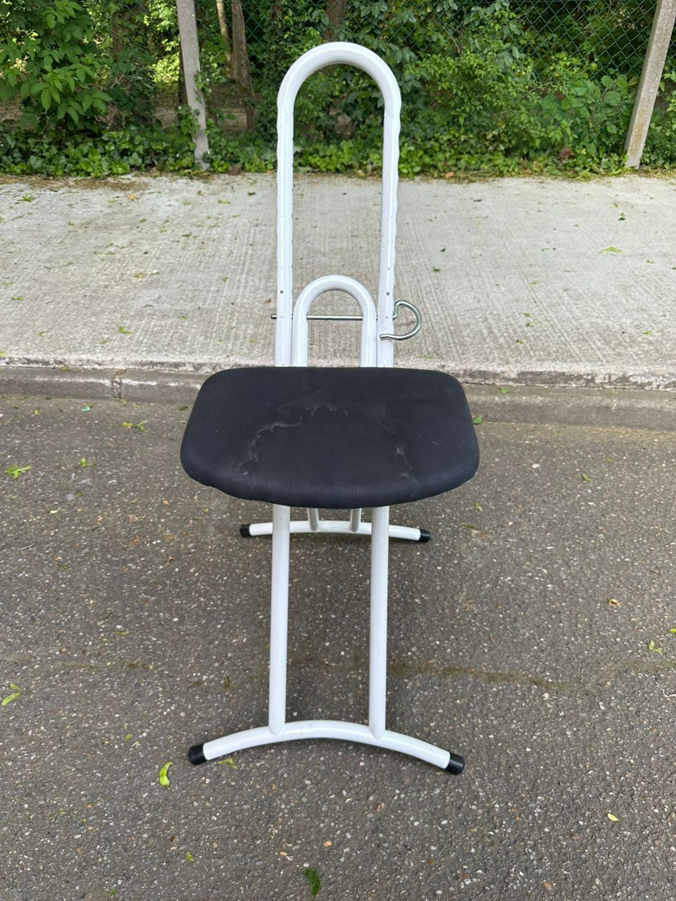 Chaise de repassage blanche et noire Wenko