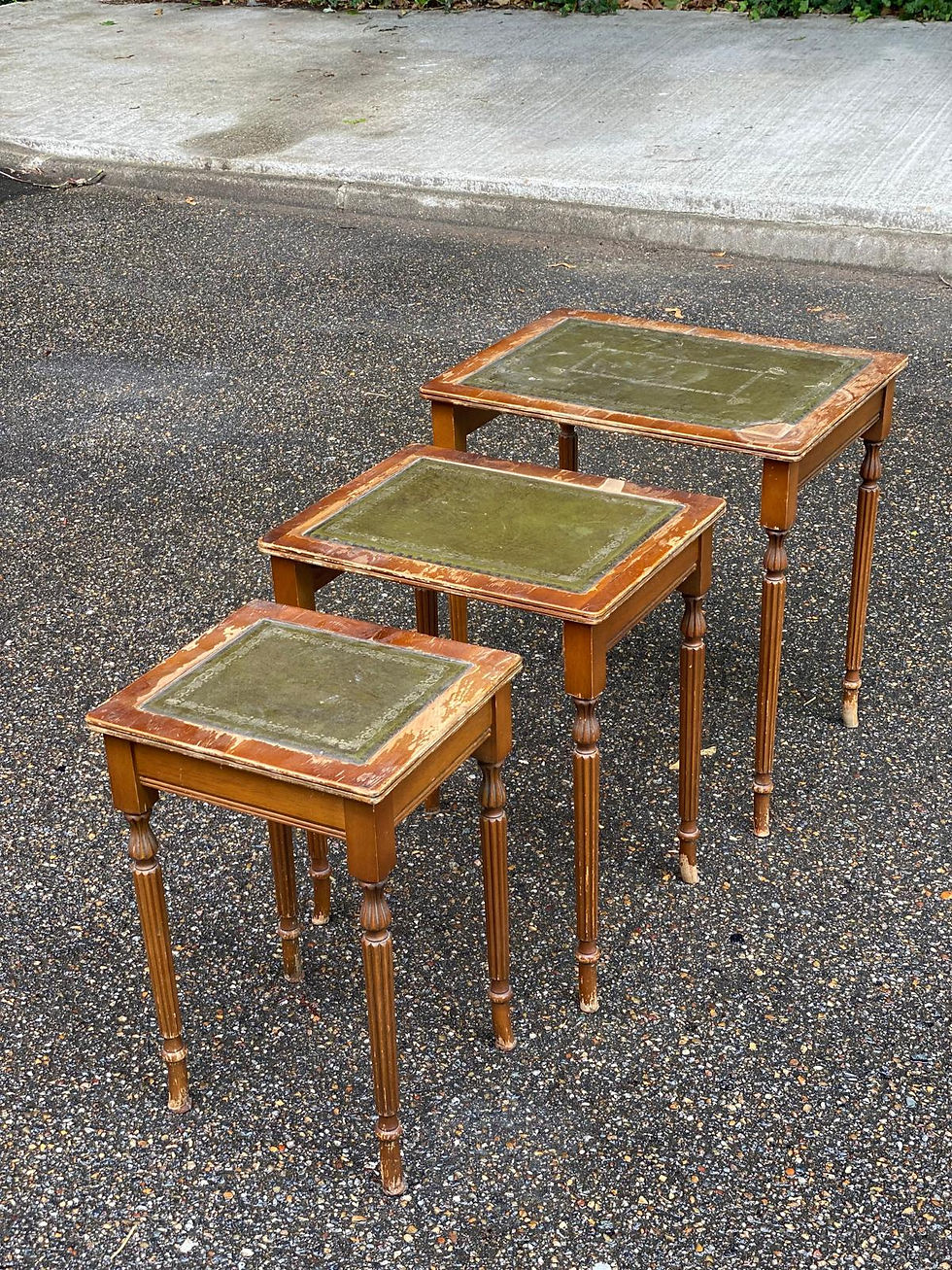 3 tables basses gigognes anglaises en bois massif et cuir