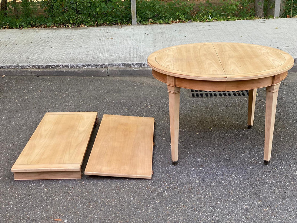 Miniature : Table ronde extensible style Directoire rénovée en bois clair  avec 2 rallonges