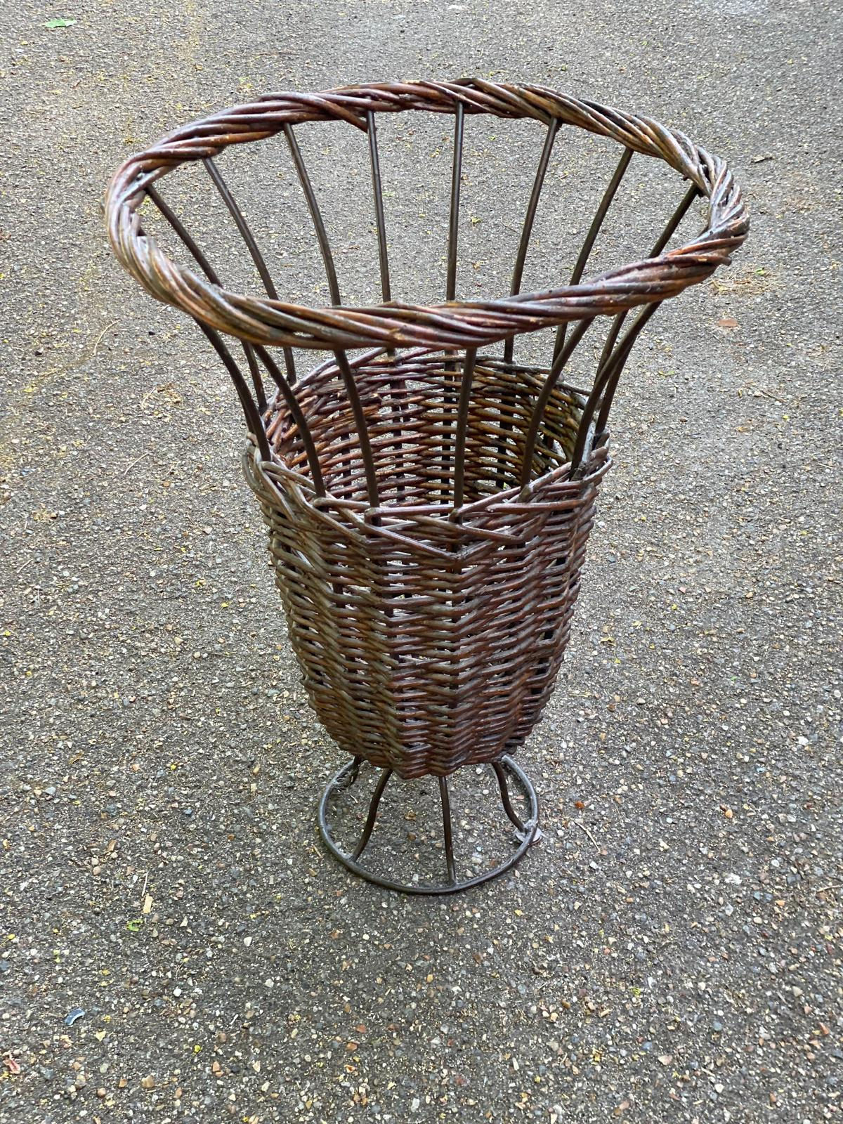 Porte parapluie vintage en rotin et osier tressé et acier