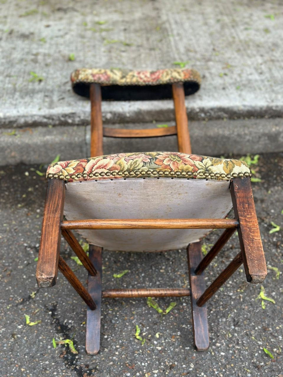 Miniature : Chaise Prie dieu bois massif chêne et tissu brodé fleurs
