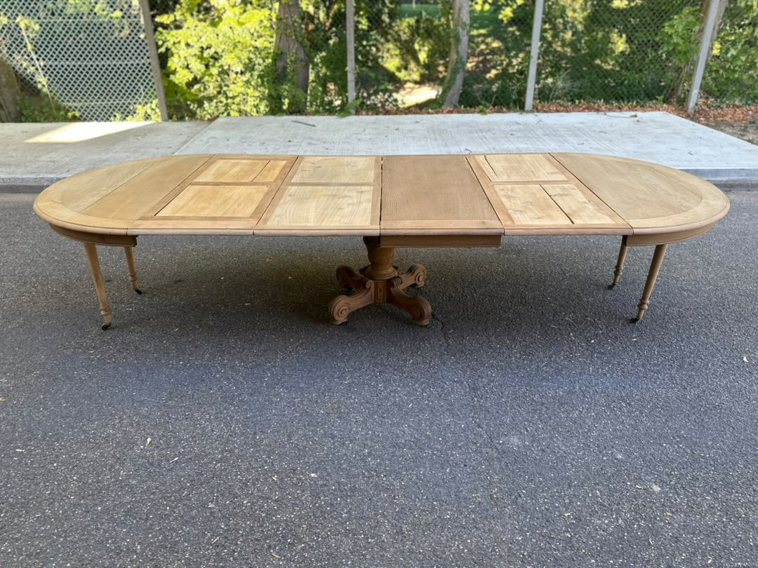 Table à manger ronde pied central décapé en chêne brut 4 rallonges XIXe