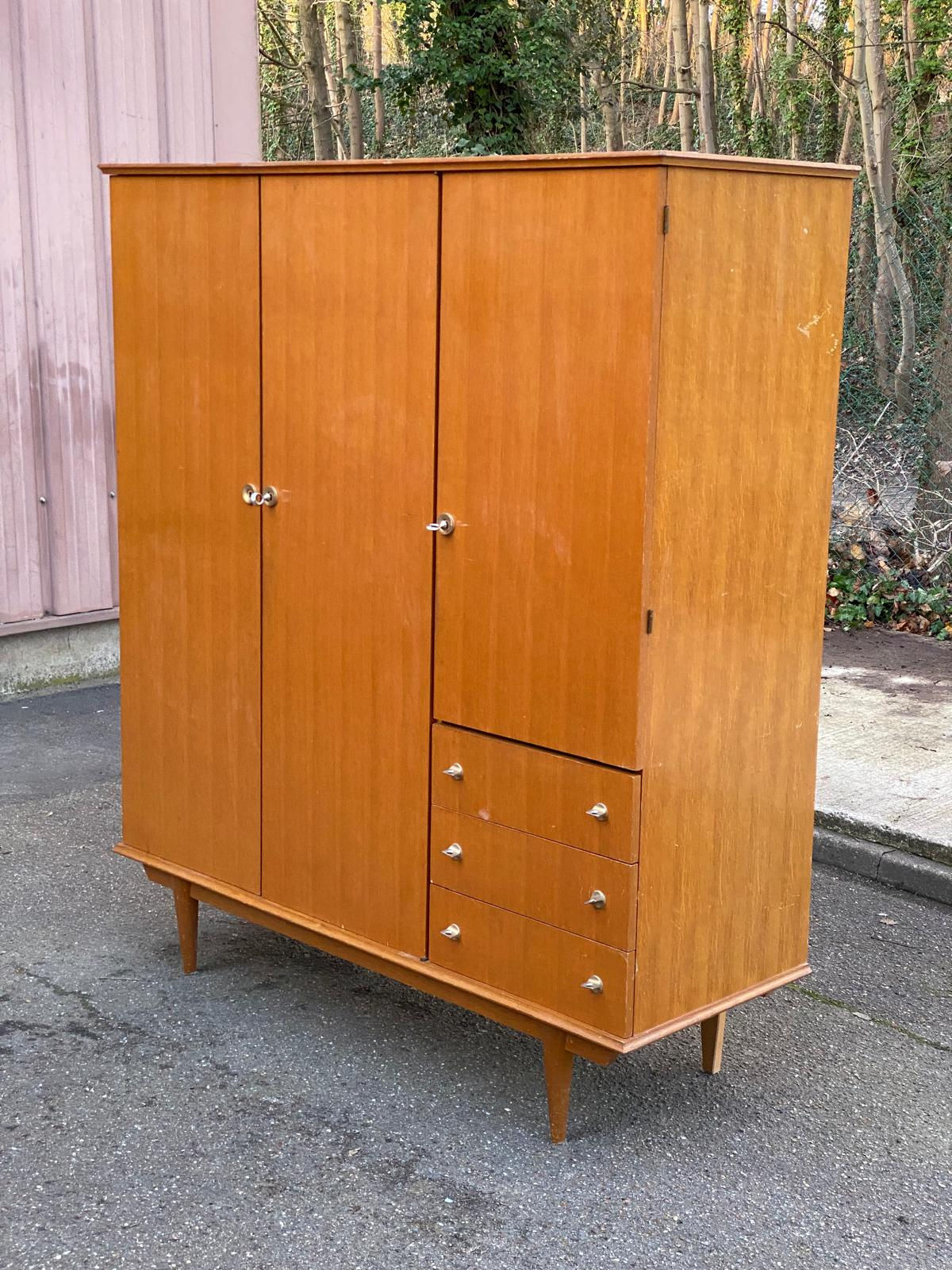 Armoire scandinave 3 portes en chêne 1960 de 155cm