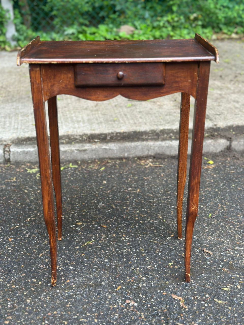 Miniature : Table d'appoint vintage Louis XV en bois massif 1930