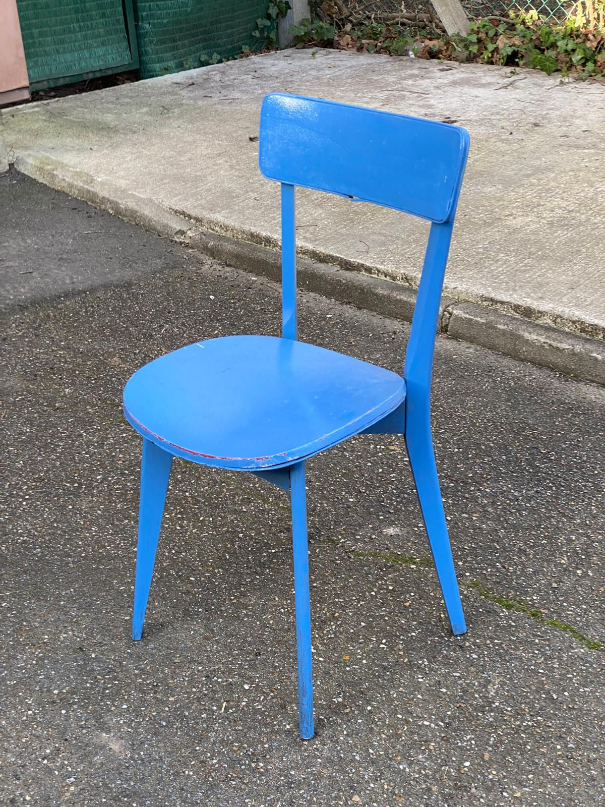 Chaise de bistrot peinte en bleu