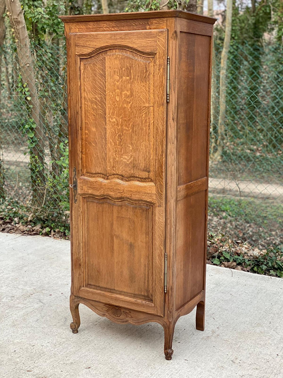 Armoire d'internat Louis XV bois massif chêne moyen satin avec tringle
