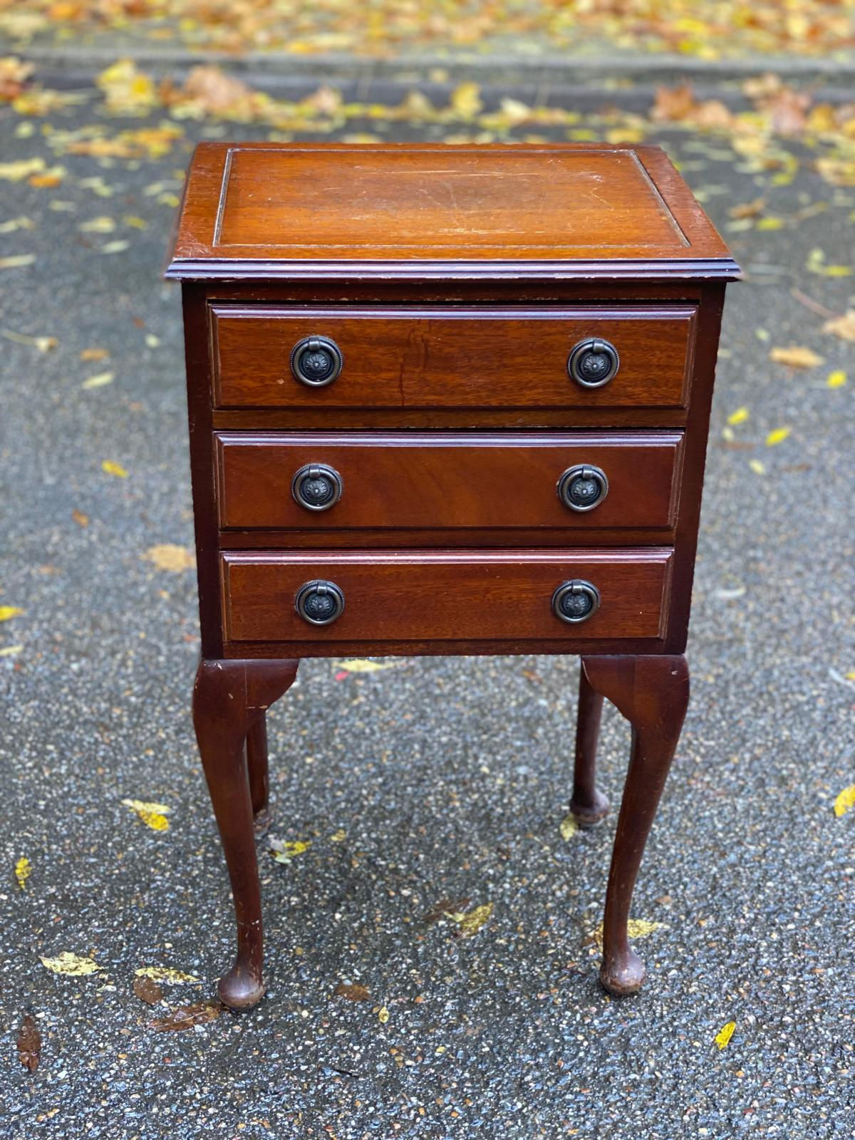 Table de chevet anglaise chippendale en bois