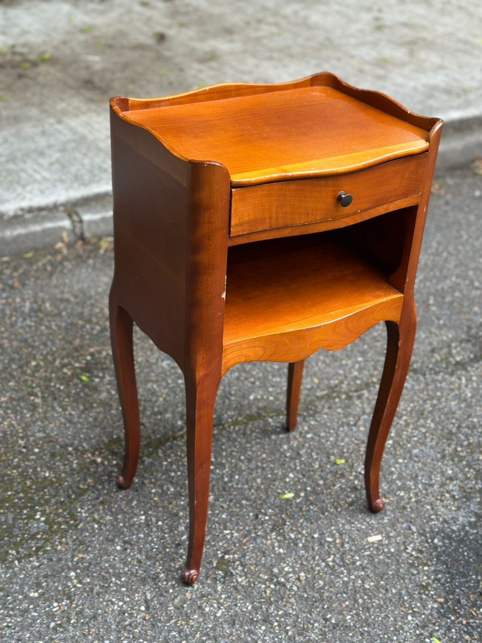 Miniature : 2 tables de chevet transition ou Louis XV bois massif courbé avec tiroirs 1950