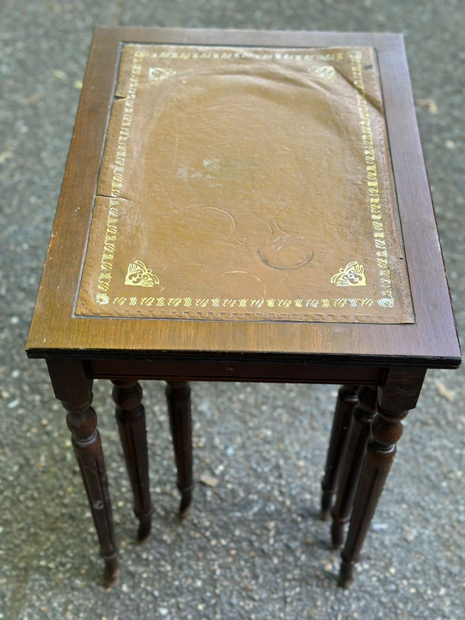 Miniature : 3 tables gigognes anglaises en bois massif et cuir fauve des années 50