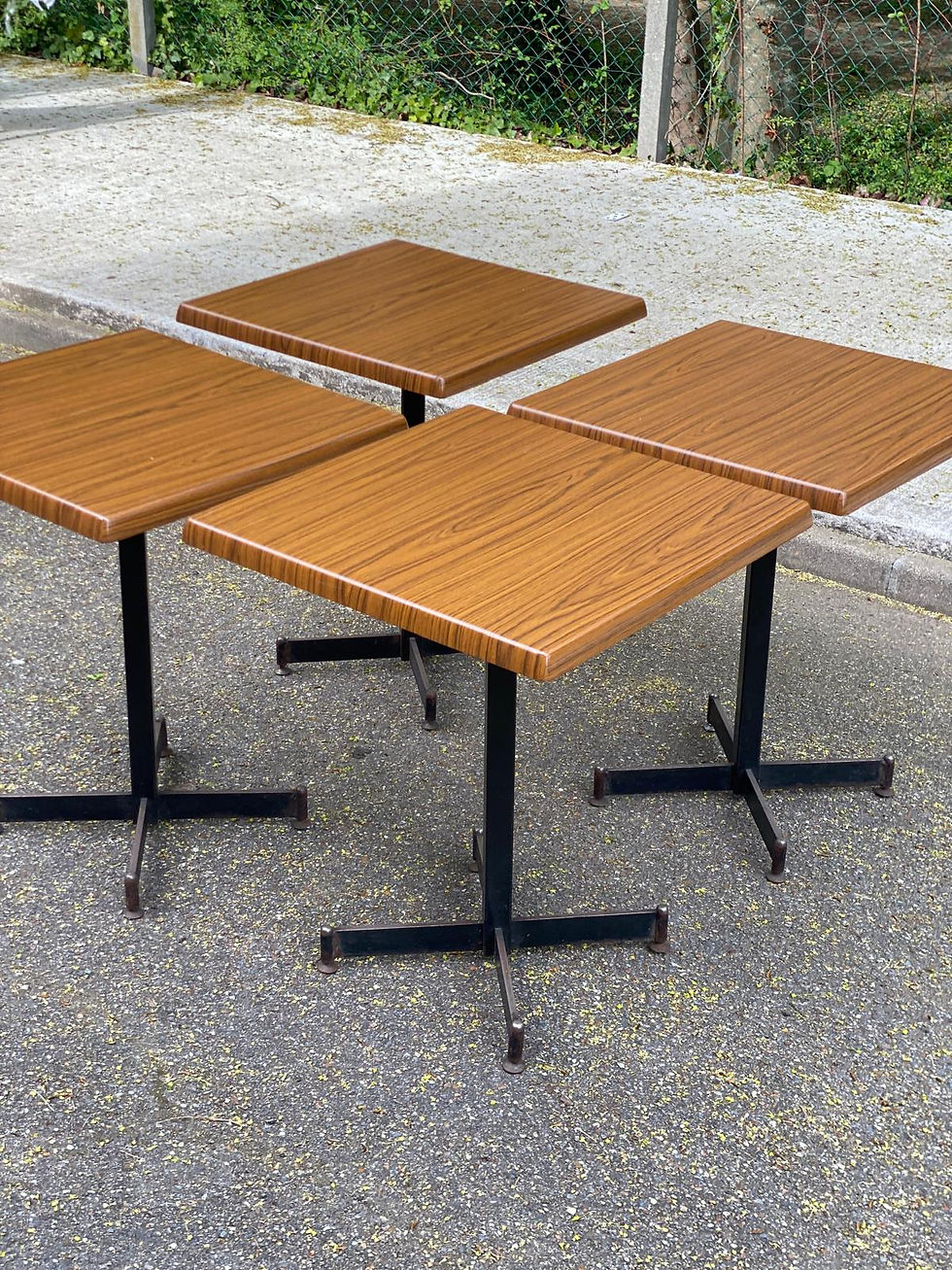 Miniature : Table de bistrot carré en bois pied central Werzalit Bordeaux -  France