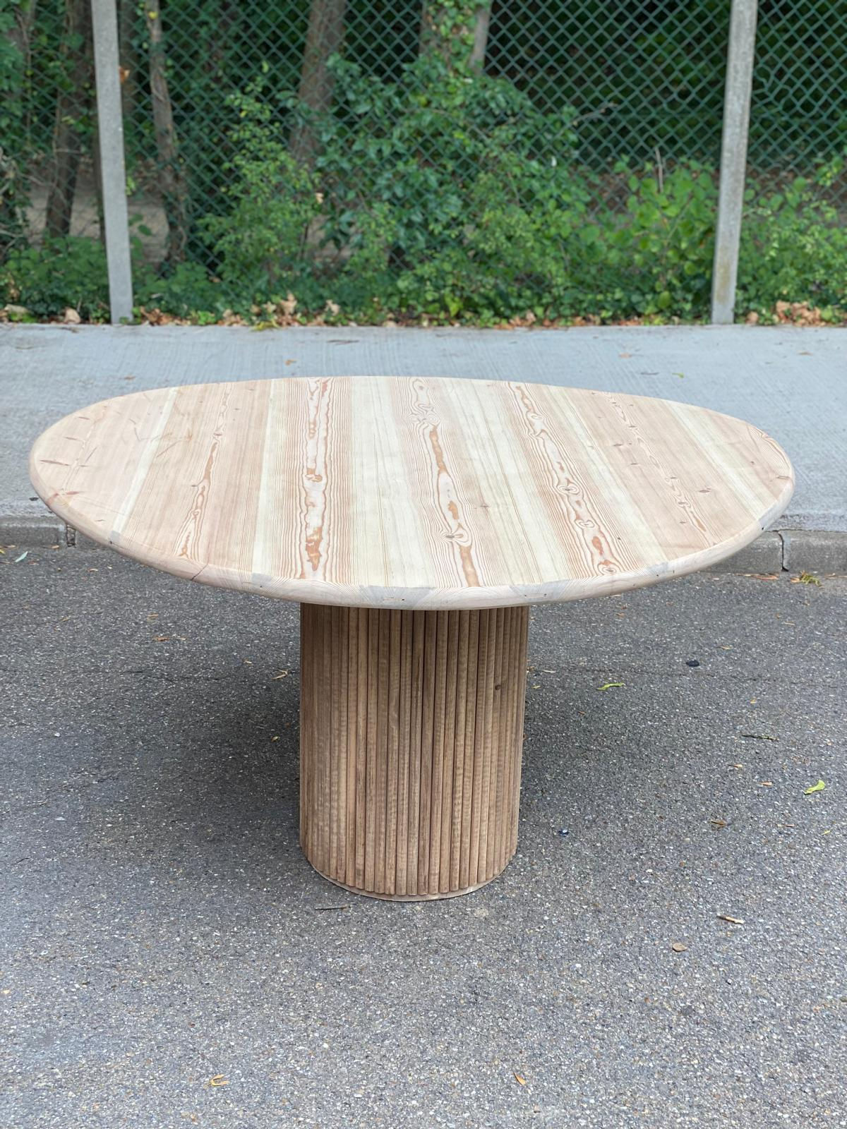 Table à manger scandinave ronde pied central décapée en bois massif brut 90's