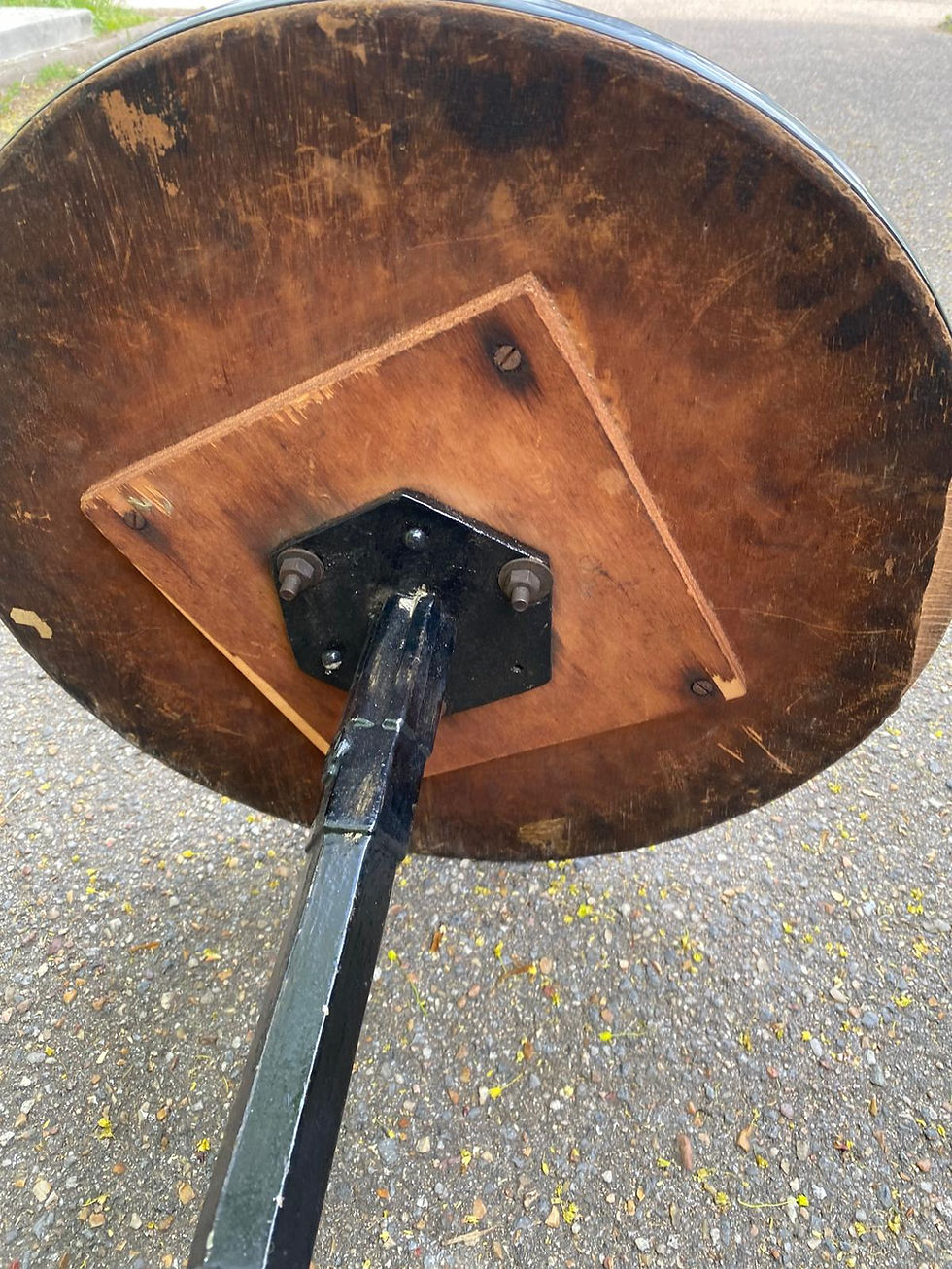 Thumbnail: Table de bistrot ronde en fonte et bakélite Louis Vuitton 1930