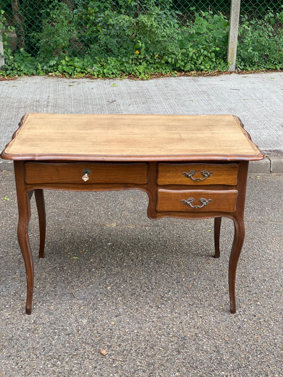 Bureau de centre ou de dame en chêne Louis XV