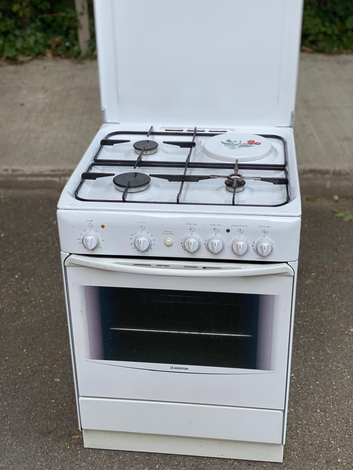Cuisinière à gaz et électrique 4 feux Ariston