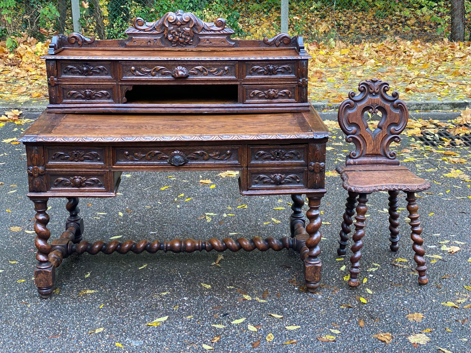 Bureau renaissance en chêne sculpté du XIXème avec chaise