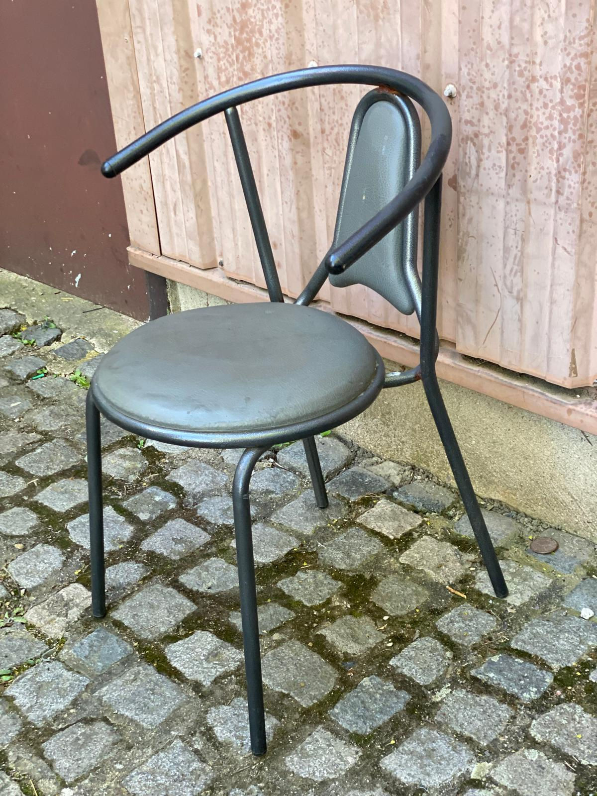 Chaise de bistrot vintage acier et cuir gris 1980