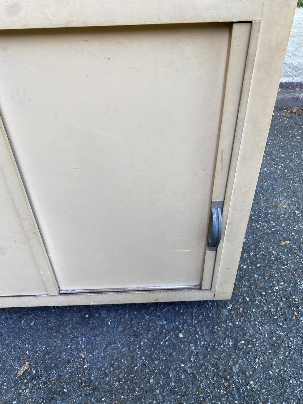 Miniature : Armoire de rangement en bois beige sur roulettes style industriel
