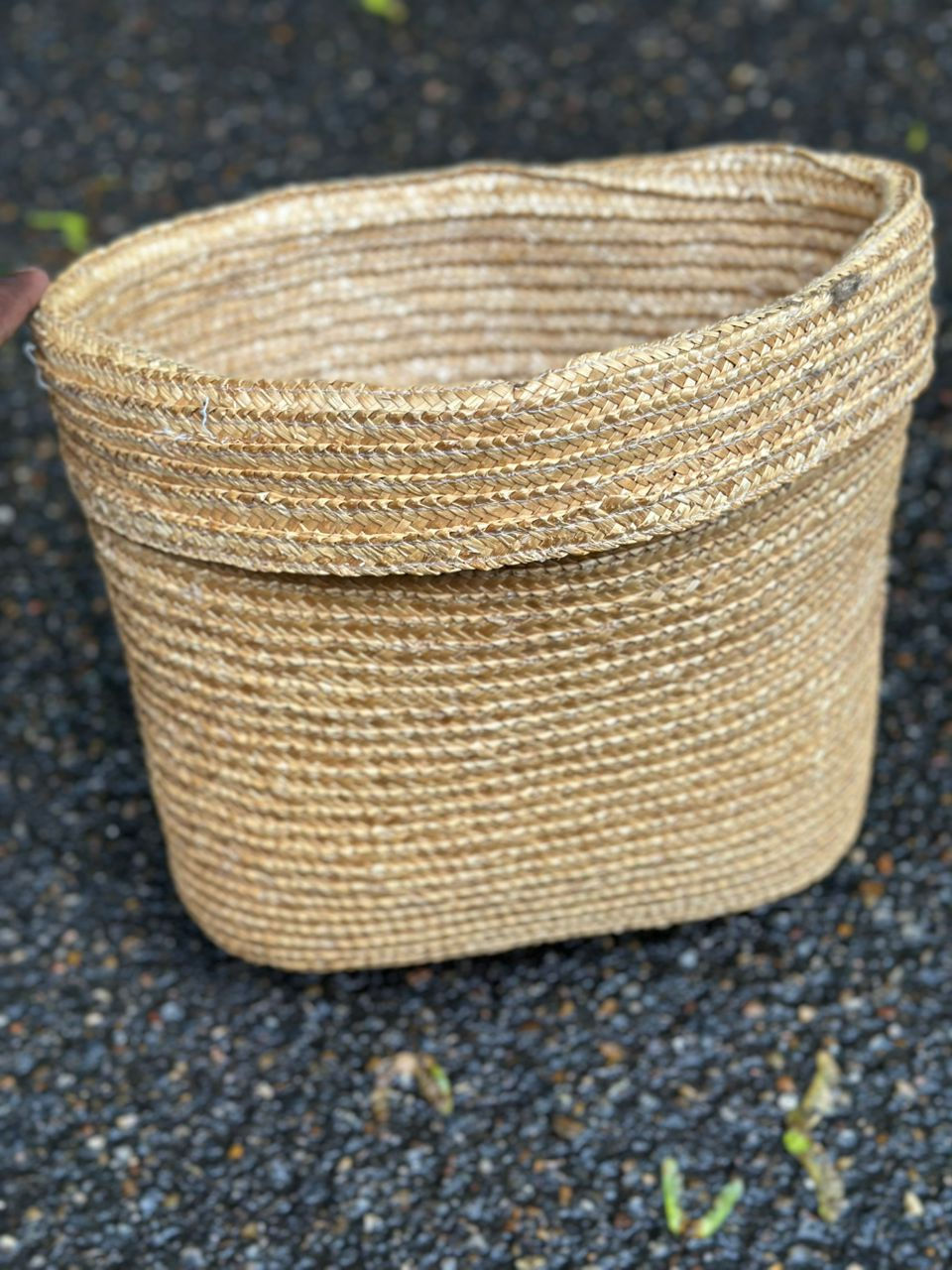 Panier artisanal en fibres naturelles tressées