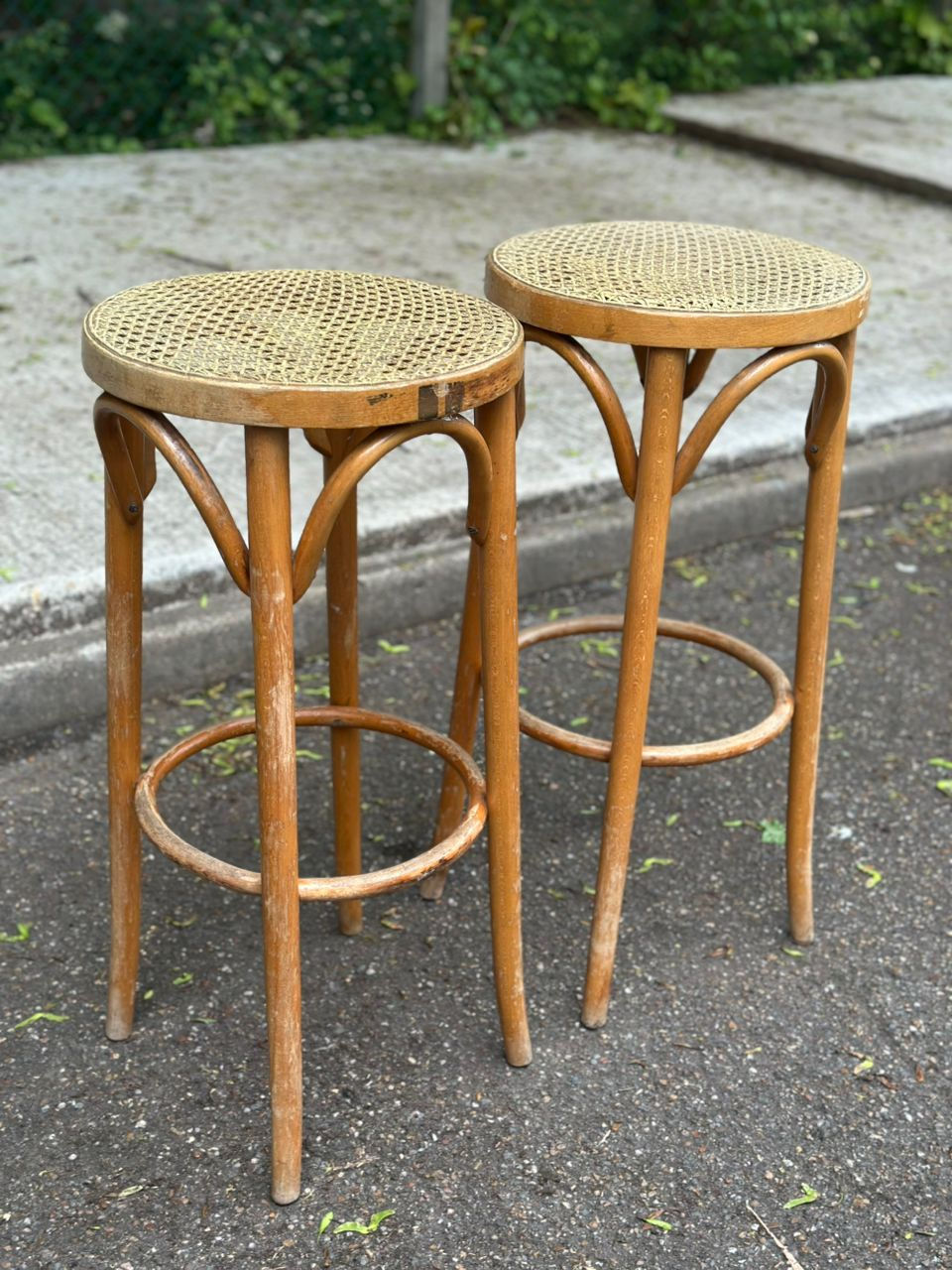 2 tabourets de bar bistrot haut en bois courbé canné 1960 75cm