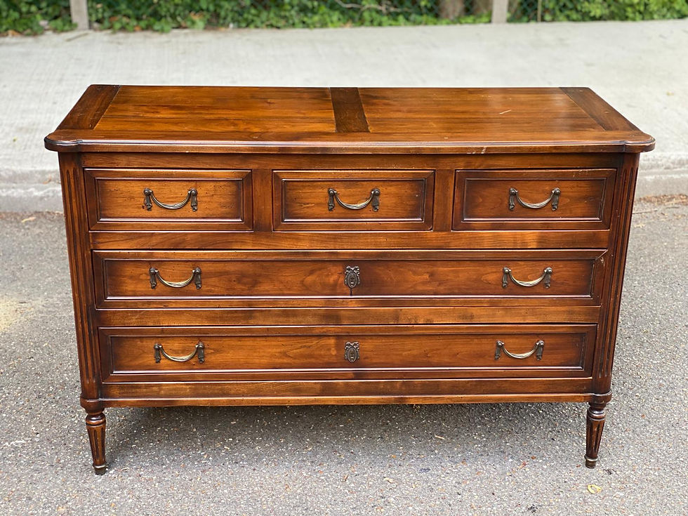 Commode en noyer massif du XVIII ème style Louis XVI