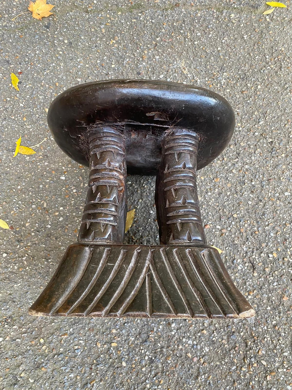 Miniature : Tabouret africain Bamileke Cameroun sculpté en bois massif