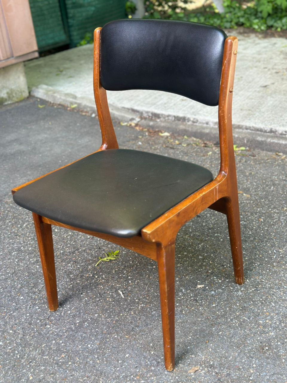 Chaise à manger scandinave en bois massif et cuir noir Danemark 1960