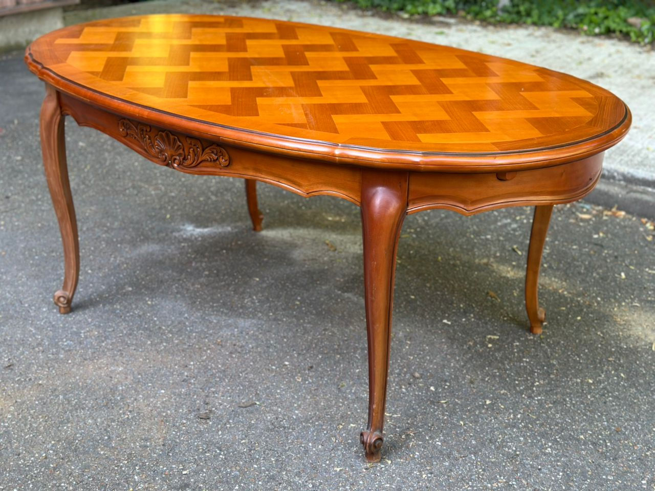Table à manger Louis XV extensible ovale en bois massif et marqueterie 270cm