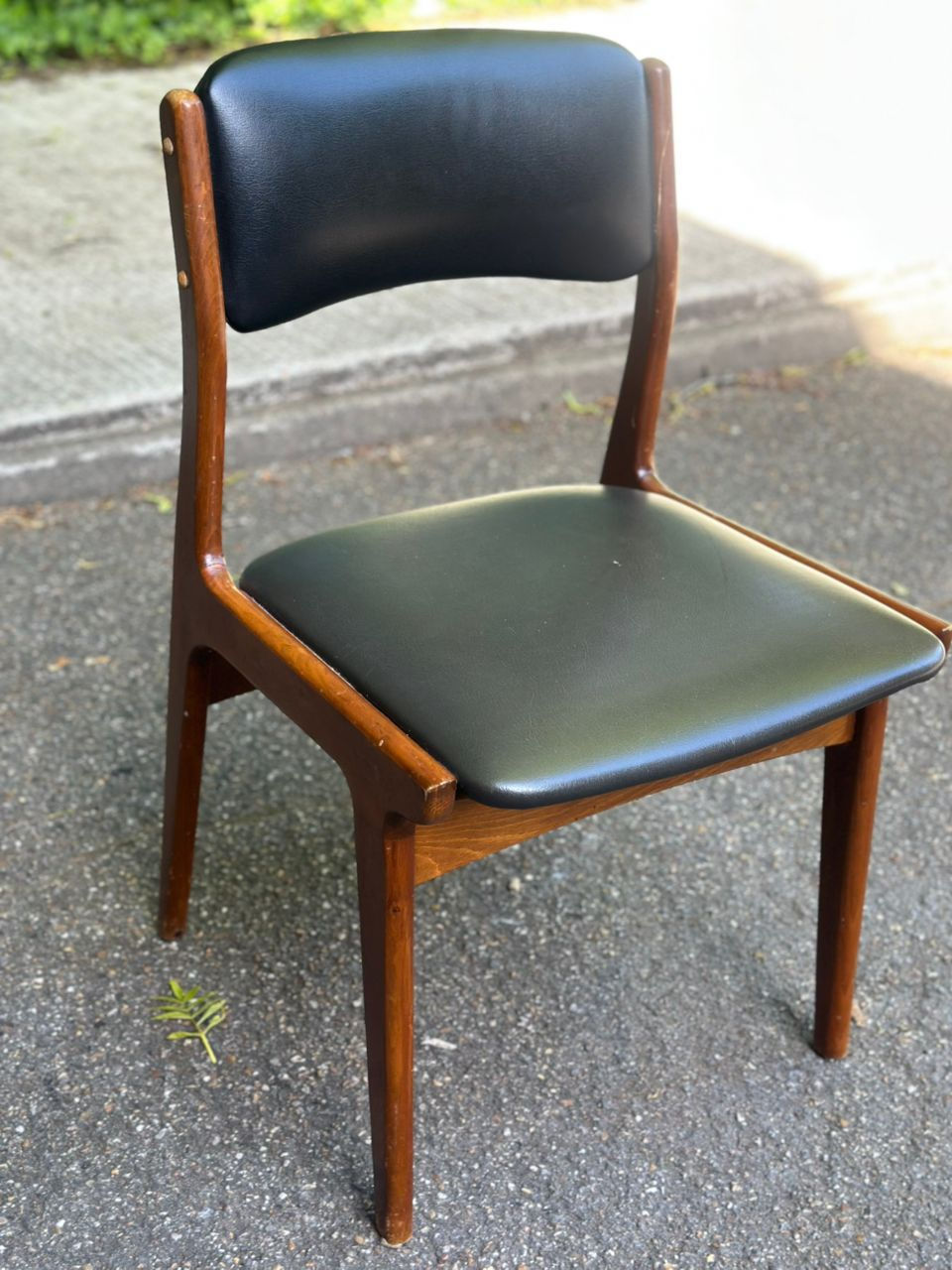 Miniature : Chaise à manger scandinave en bois massif et cuir noir Danemark 1960
