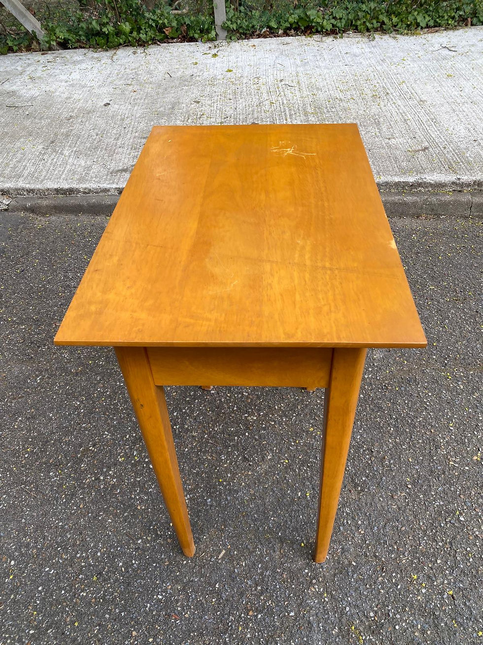 Miniature : Table d'appoint scandinave en bois massif avec tiroir