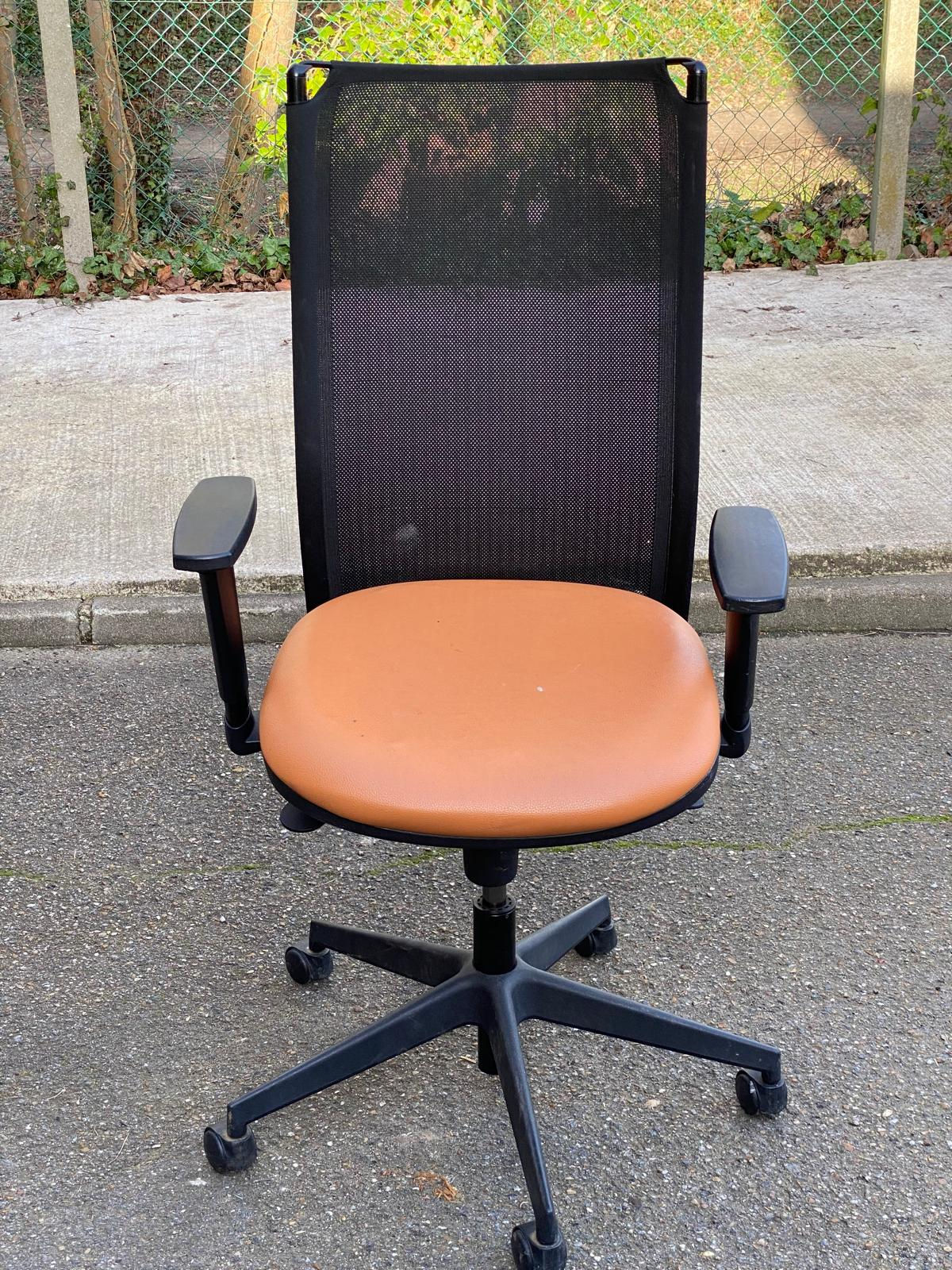 Fauteuil de bureau noir et cuir orange avec accoudoirs