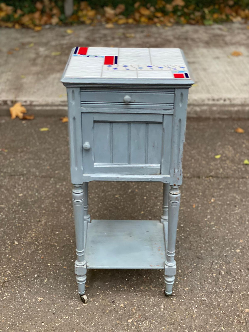 Table de chevet Henri II en bois massif gris et marbre