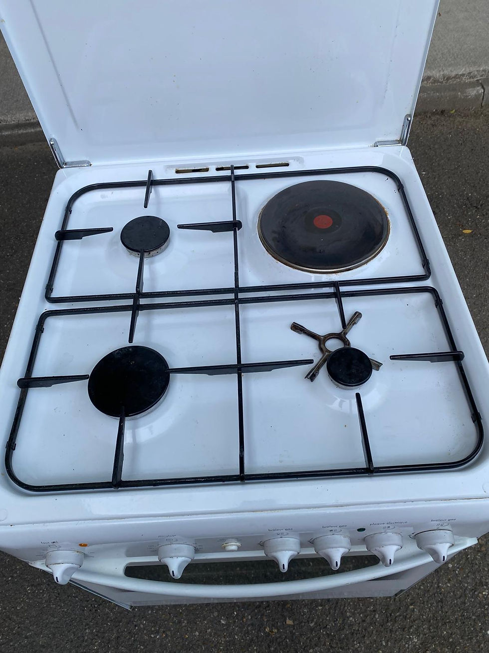Miniature : Cuisinière à gaz et électrique 4 feux Ariston