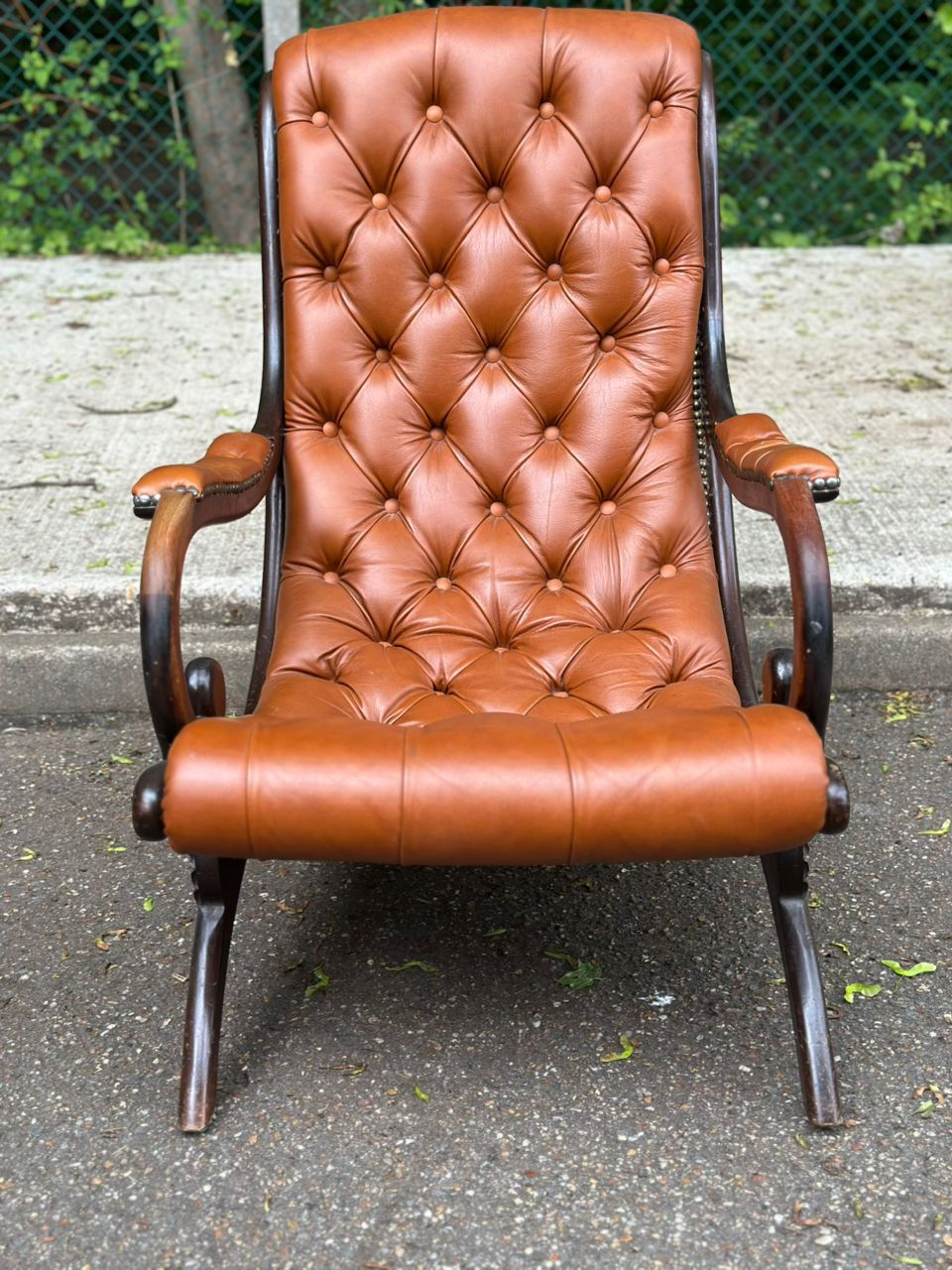 Fauteuil Chesterfield en cuir et bois massif sculpté