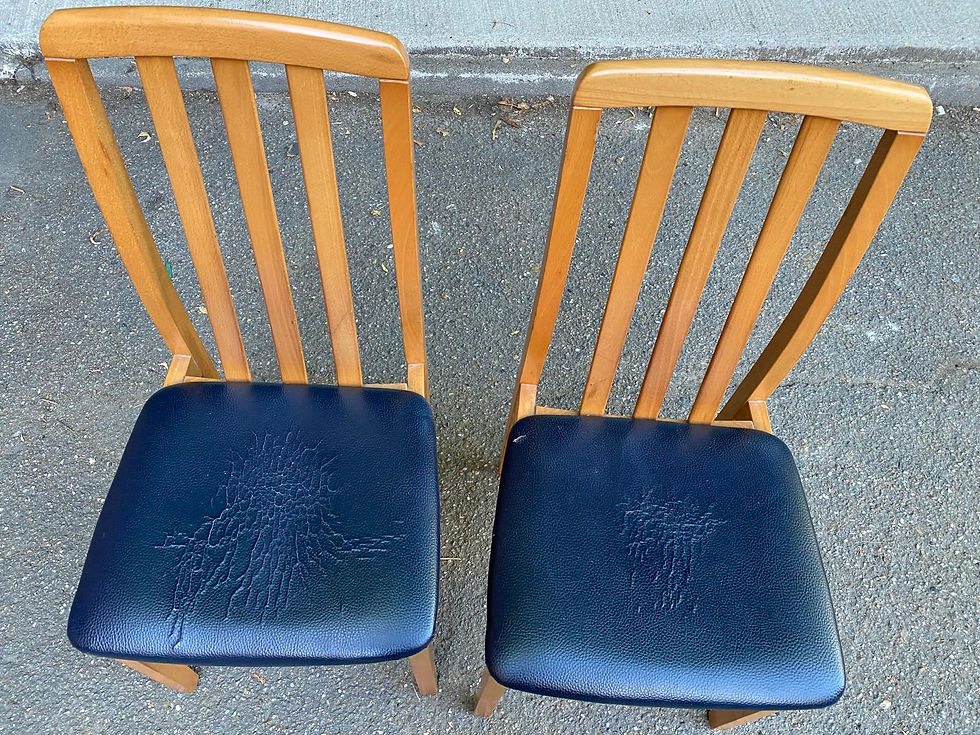 Miniature : 2 chaises scandinaves bois massif blond et simili cuir bleu 1970