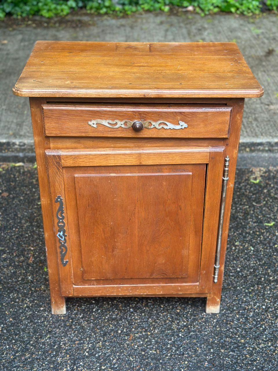 Buffet commode vintage en bois massif du XIXème siècle