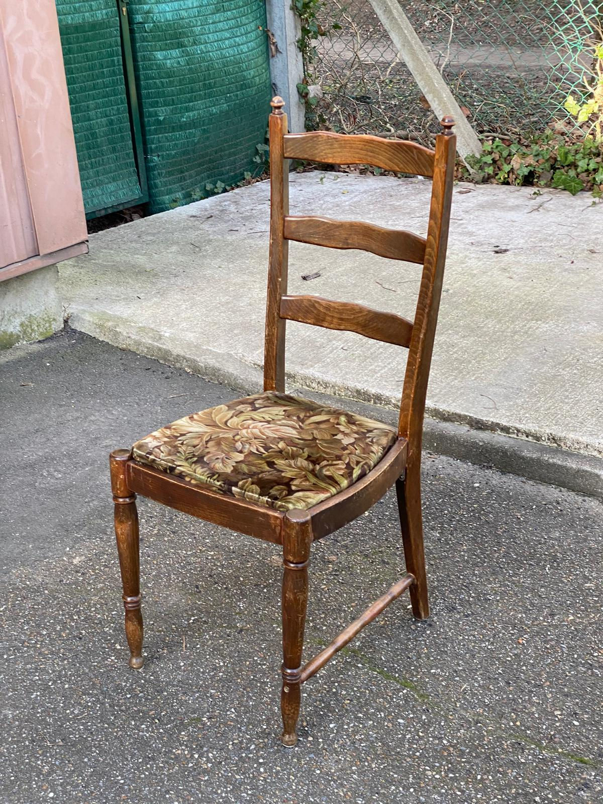 Chaise vintage en bois massif sculpté et tissu velours