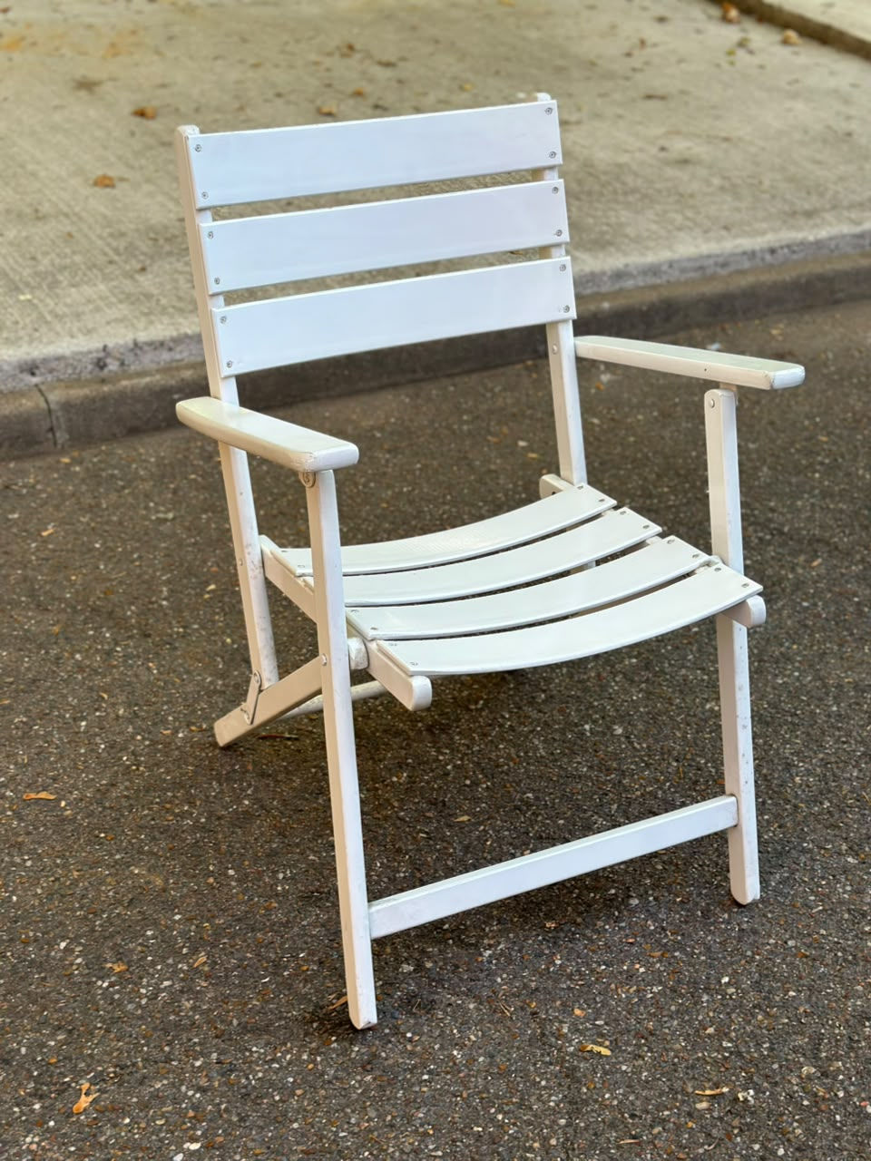 Fauteuil de jardin pliant en bois blanc — Chaise à accoudoirs style bistrot