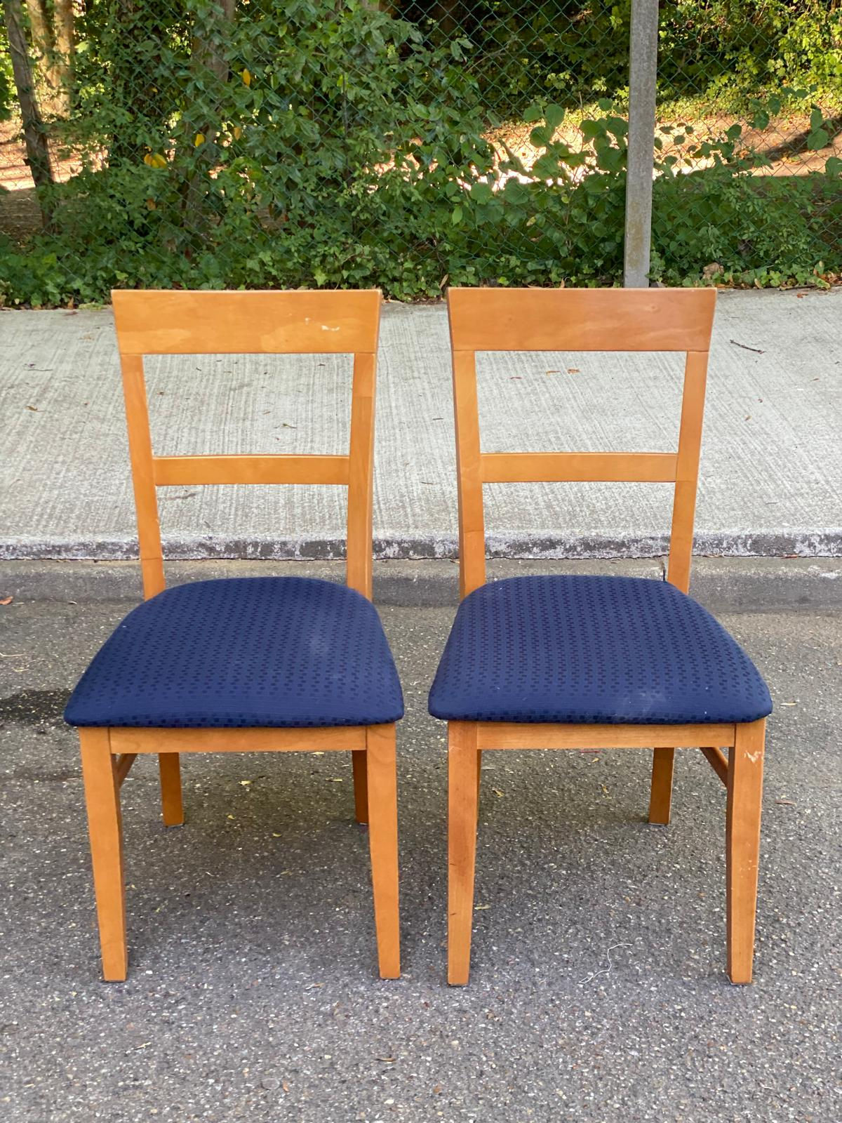2 chaises scandinaves en bois massif et tissu bleu