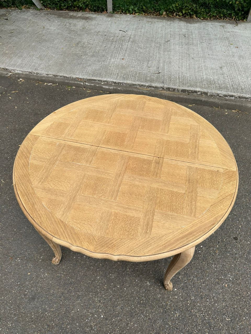 Miniature : Grande table de repas ronde/ovale campagne chic en chêne décapé avec allonges