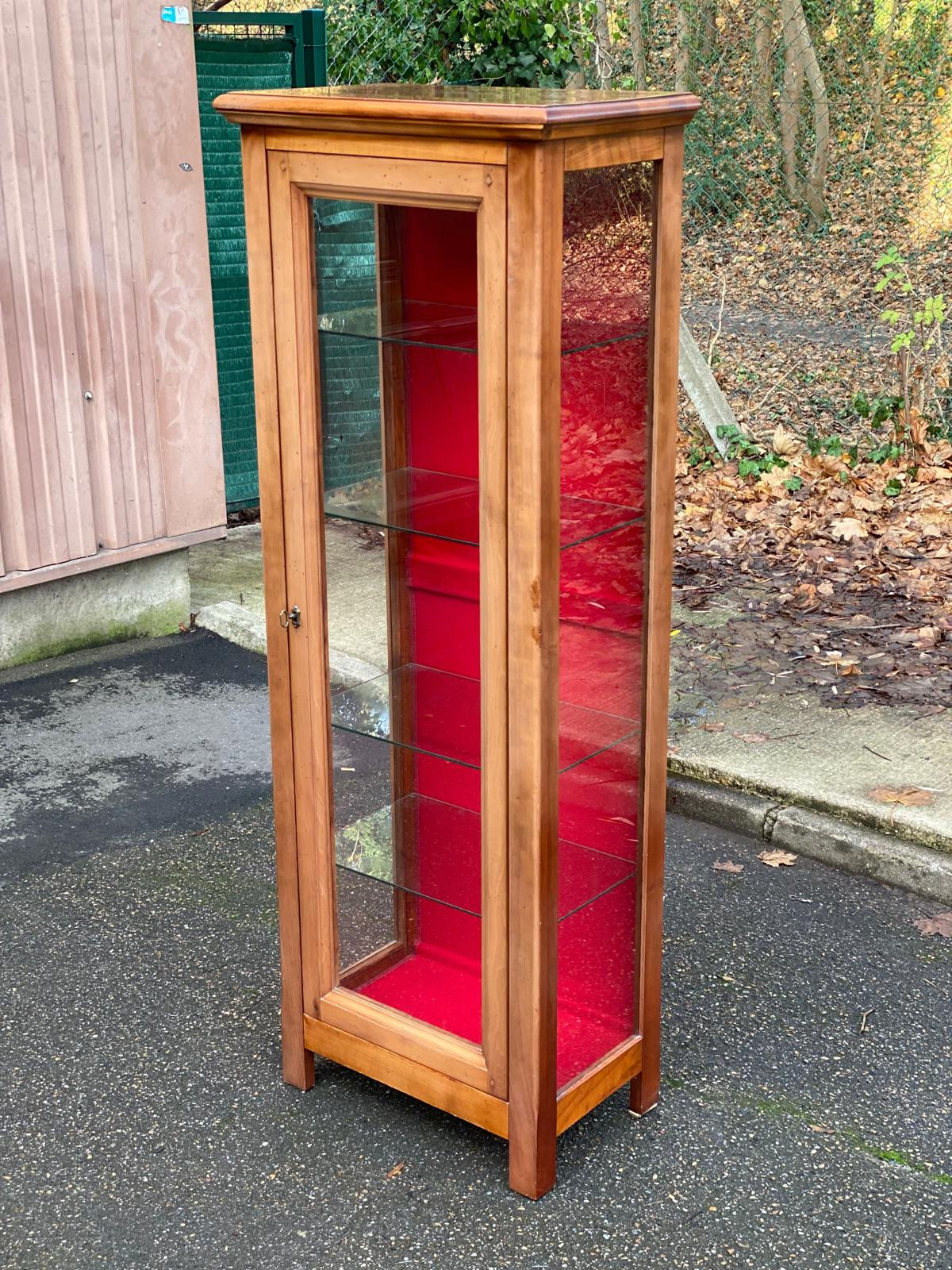 Vitrine Louis Philippe en bois massif et velours bordeaux du 20ème