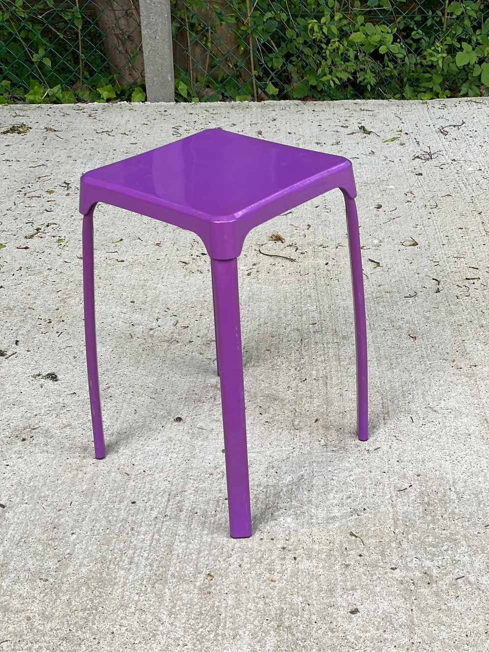 Tabouret violet en plastique rigide