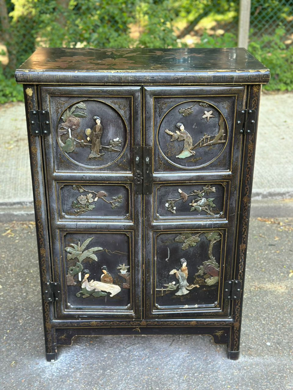 Miniature : Buffet chinois vintage en laque noire sculptures Nagao des années 50